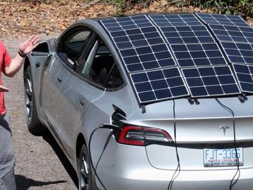 Dono de Tesla instala painel solar em um Model 3; veja o vídeo
