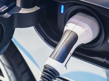 Nova geração de baterias deve recarregar veículos elétricos em minutos