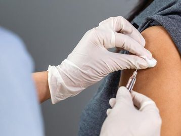 Pesquisa aponta que vacina contra covid altera menstruação temporariamente