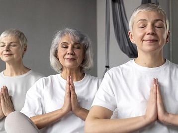 Fazer artesanato e yoga reduz risco de demência, diz estudo