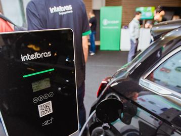 Intelbras anuncia carregadores para carros elétricos; venda começa em 2023