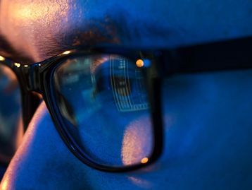 Luz azul pode prejudicar olhos e pele; veja como se proteger