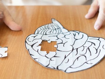 Estudo desvenda porque mulheres têm maior risco de desenvolver Alzheimer
