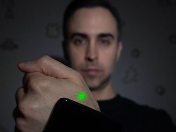 Dono de Tesla implanta chip e usa a mão para destravar o carro