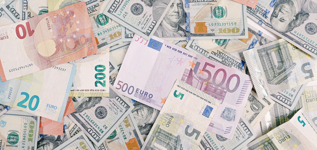 Euro perde paridade com o dólar pela primeira vez em 20 anos