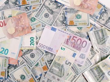 Euro perde paridade com o dólar pela primeira vez em 20 anos