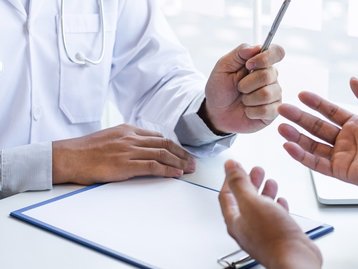 Cientistas relatam caso de coinfecção por varíola de macacos, covid e HIV 