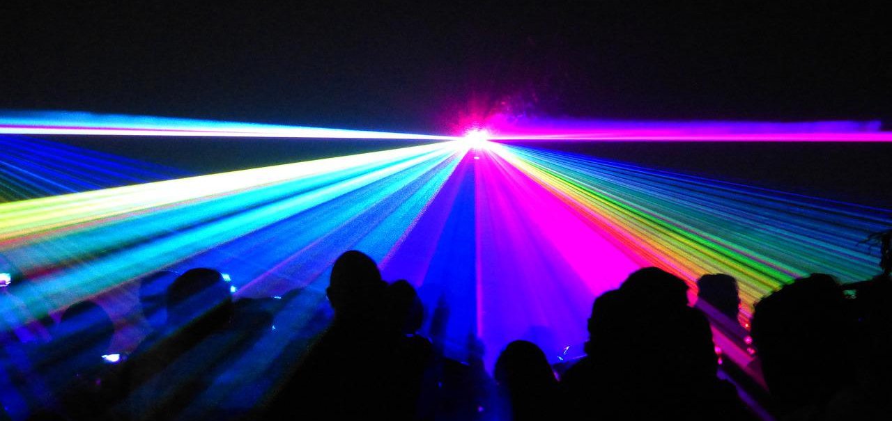 Mito ou verdade: laser e luzes em shows podem danificar a câmera do celular?