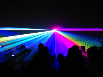 Mito ou verdade: laser e luzes em shows podem danificar a câmera do celular?