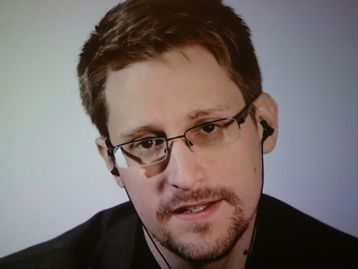 Edward Snowden recebe cidadania russa do presidente Vladimir Putin