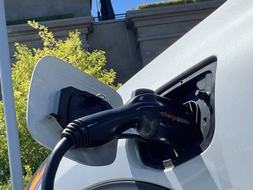 Quase 60% dos brasileiros que vão comprar carro querem um elétrico