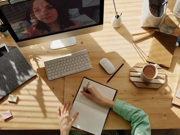 Google Meet ganha transcrição automática em português