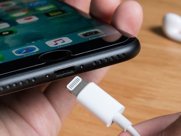 Apple é condenada em R$ 100 milhões e deve entregar carregador de iPhone