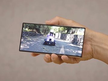Motorola mostra celular com tela OLED 'enrolável' que desliza