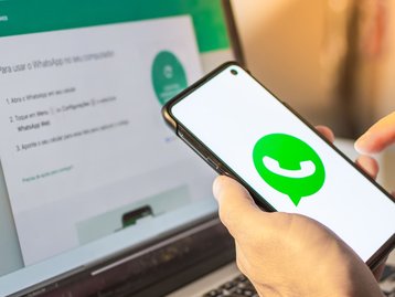 Funcionária deixa WhatsApp aberto na empresa e tem conversas expostas