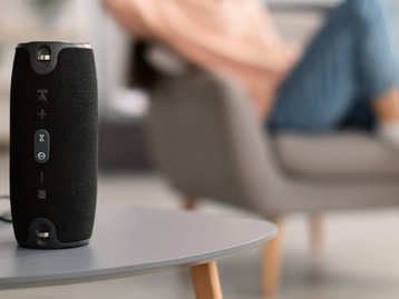 Gadgets com até 60% off: lâmpadas inteligentes, power banks, fones e mais