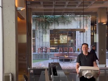 Elon Musk se declara chefe do Twitter e entra na sede com pia
