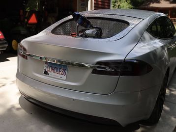 Youtuber modifica Tesla Model S com gerador movido a gasolina