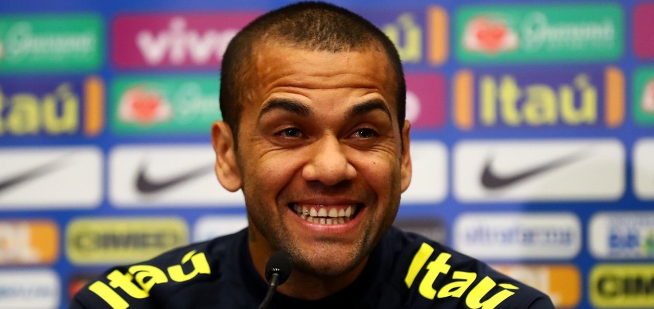 Daniel Alves na Copa: convocação gera memes e críticas na internet