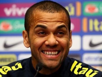 Daniel Alves na Copa: convocação gera memes e críticas na internet