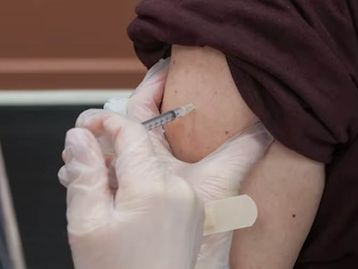 Confiança nas vacinas caiu durante a pandemia de covid-19, diz estudo