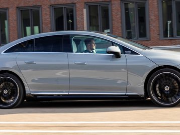 Sedã Mercedes elétrico EQE com autonomia de 645 km é lançado no Brasil
