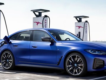 BMW i4: sedã elétrico com 590 km de autonomia chega ao Brasil