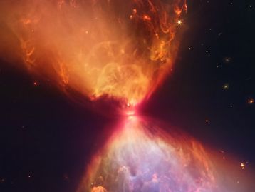 NASA: James Webb captura 'ampulheta de fogo' formando nova estrela