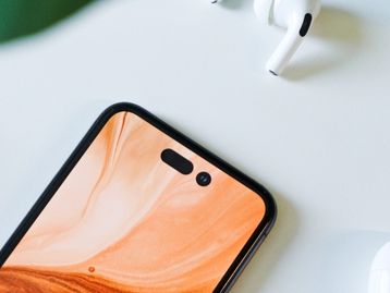 iPhone 15: Apple pode implementar traseira com titânio no celular