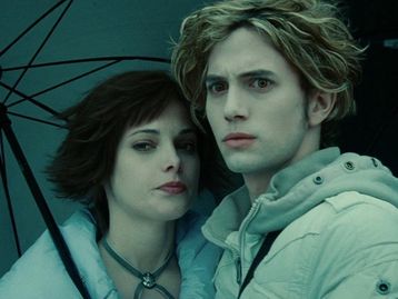 Crepúsculo: atores de Jasper, Carlisle e Alice aparecem juntos em foto