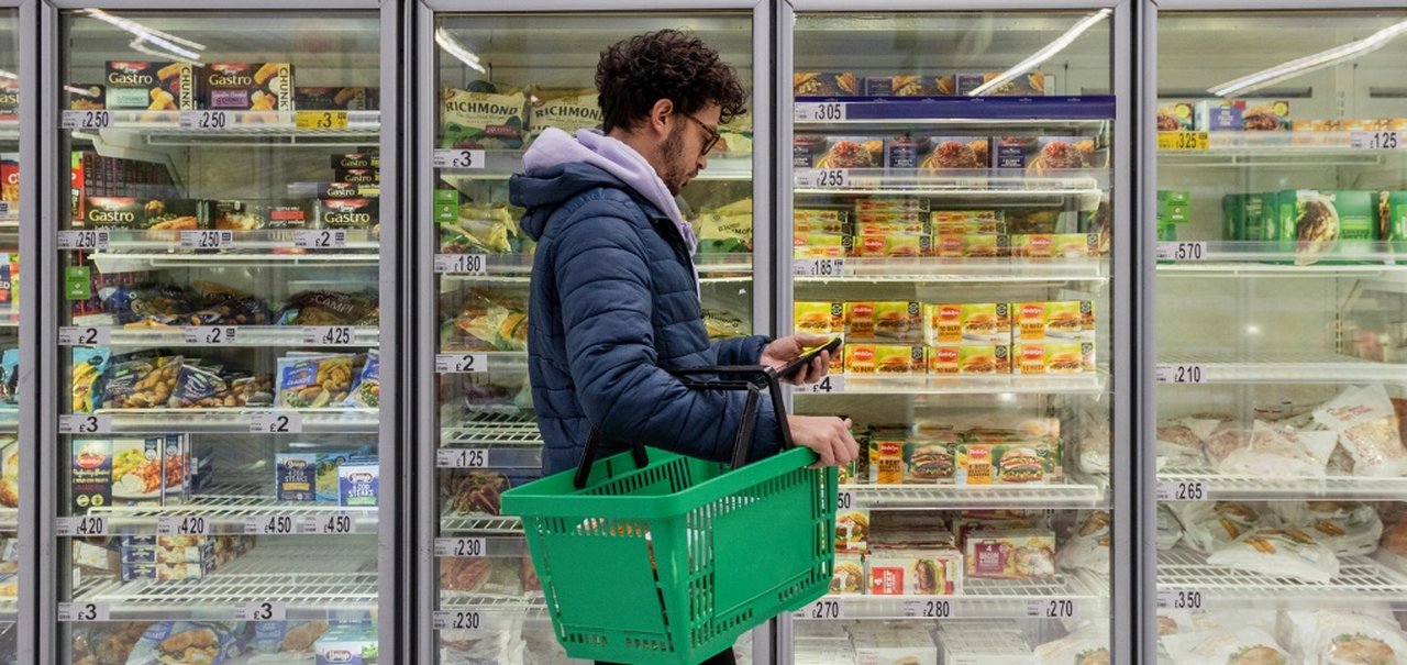 Comida ultraprocessada é tão viciante quanto o cigarro, diz estudo