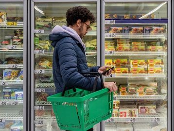 Comida ultraprocessada é tão viciante quanto o cigarro, diz estudo