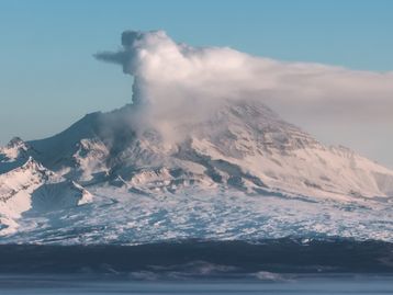 Vulcão na Rússia tem intensa atividade e pode entrar em erupção