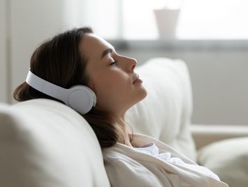 Música alta pode causar perda auditiva em 1 bilhão de pessoas, diz estudo