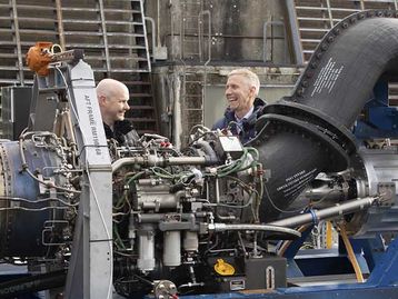 Rolls-Royce testa primeiro motor de avião movido a hidrogênio verde