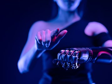 Biohackers brasileiros implantam chips atrás de novas funções para o corpo