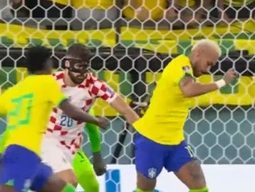 Copa do Mundo: por que alguns jogadores usam uma máscara preta?