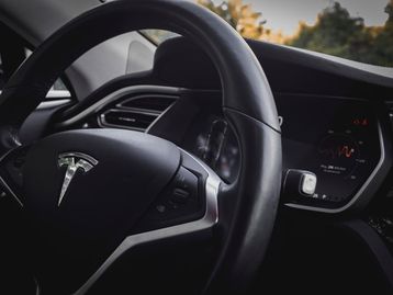 Tesla Model S e X ganham integração com Steam; veja vídeo