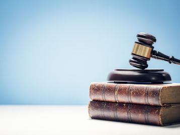 Inteligência artificial defenderá réu em tribunal nos EUA