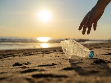 Reator solar consegue reciclar gás poluente e plástico