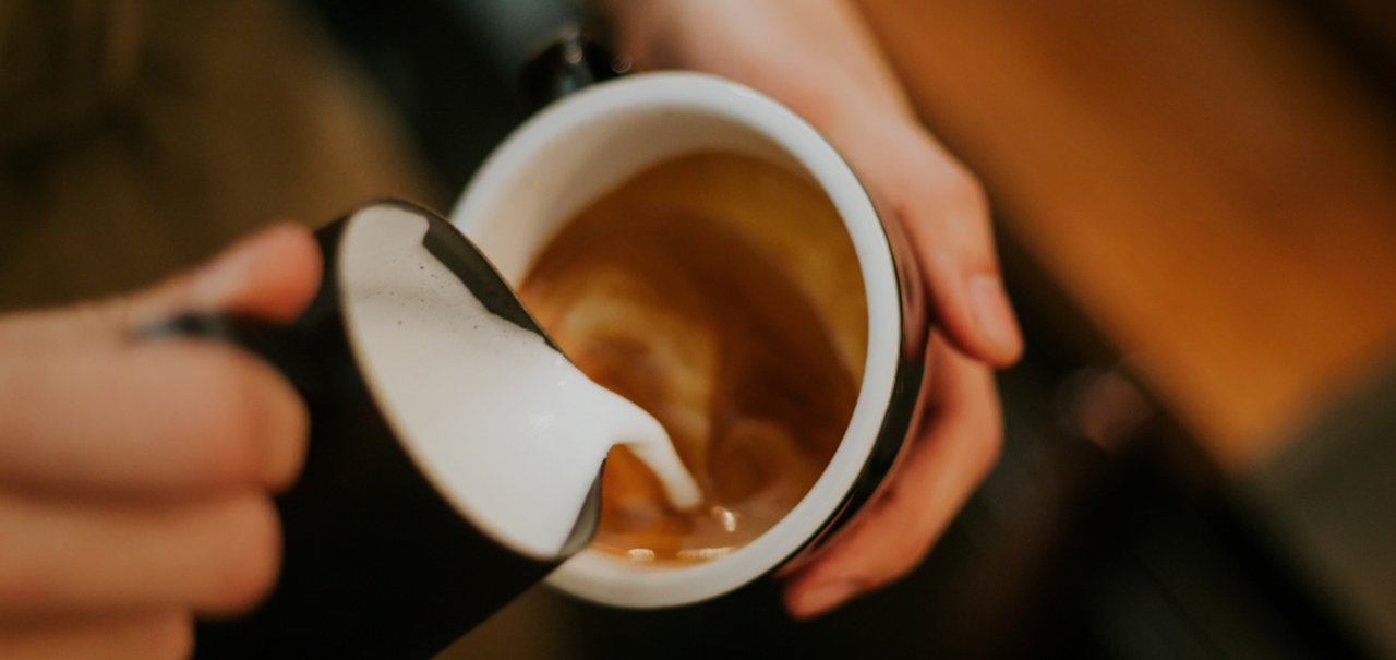 Café com leite tem efeito anti-inflamatório para o corpo, diz estudo