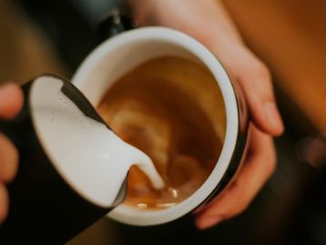 Café com leite tem efeito anti-inflamatório para o corpo, diz estudo