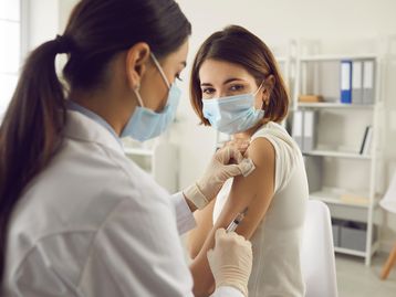 Dose de reforço de vacina da covid pode reduzir 90% das mortes, diz estudo