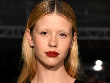 Mia Goth: conheça a atriz queridinha do terror e neta da brasileira Maria Gladys