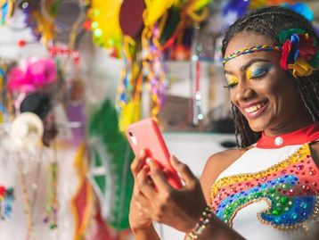 7 celulares baratinhos para você usar no Carnaval