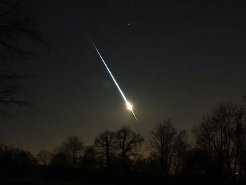 Imagens mostram asteroide iluminando céus da França; veja