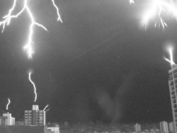 Imagem feita por brasileiros mostra como funcionam os para-raios