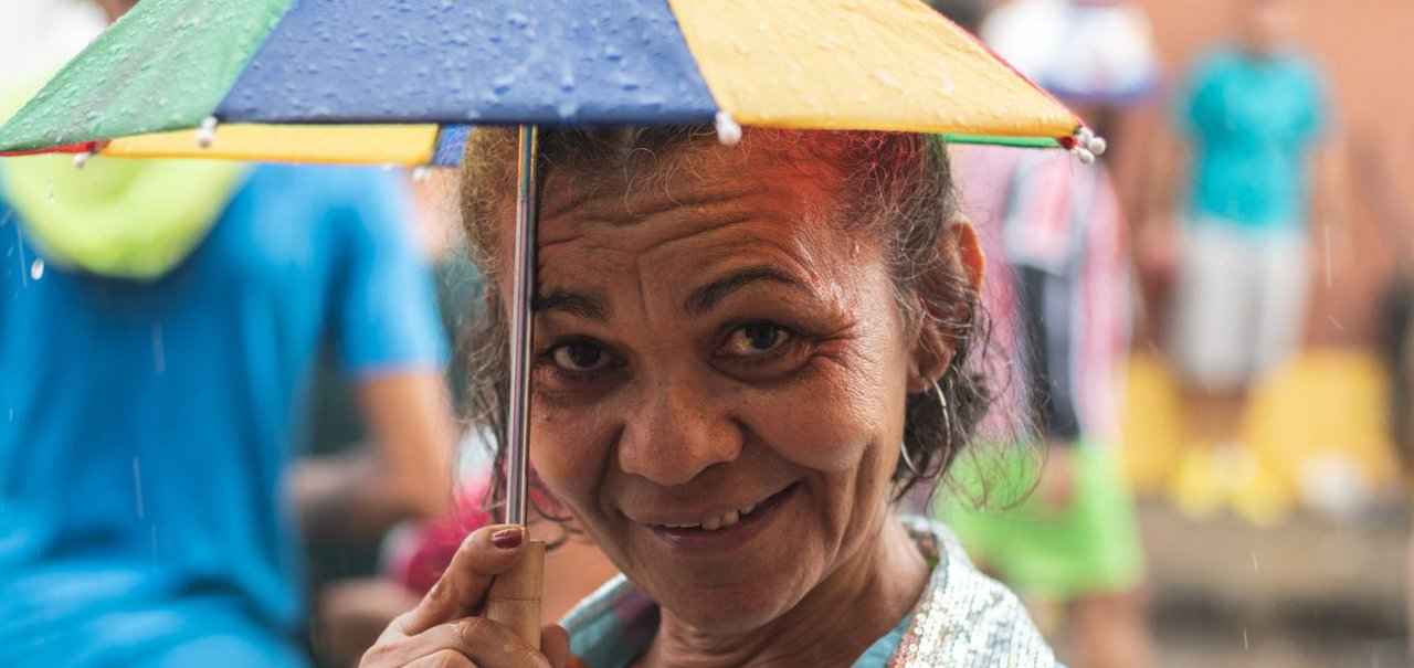 Idosos na folia: prevenção e cuidados básicos para curtir o Carnaval