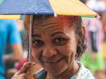 Idosos na folia: prevenção e cuidados básicos para curtir o Carnaval