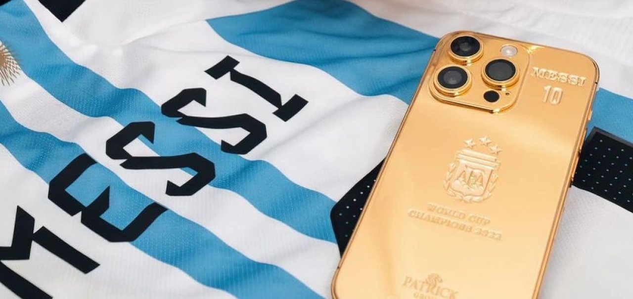 Messi presenteia jogadores da Argentina com iPhone 14 Pro de ouro